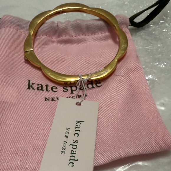 KATE SPADE SCALLOP HINGE BANGLE - Picture 12 of 12